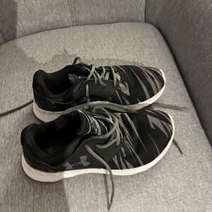 under armour grey and balck shoes size 4.5 kids/ 6 women